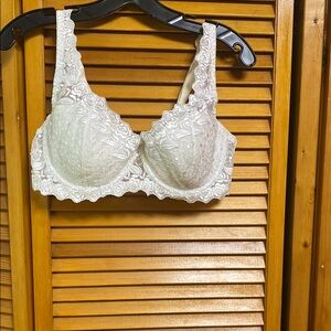 White Lace Underwire Bra with Floral Design